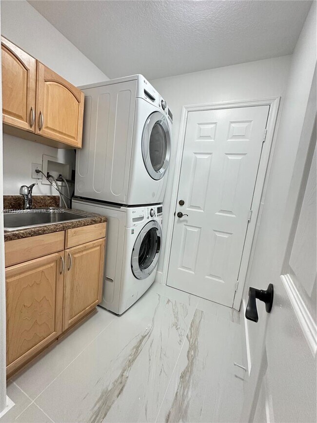 Building Photo - 7001 SW 164th Ct