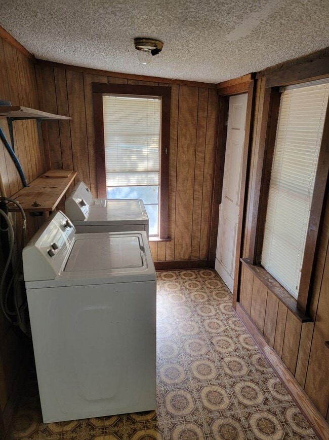 Building Photo - Welcome to Historic Highland - 1 bed 1 Bath