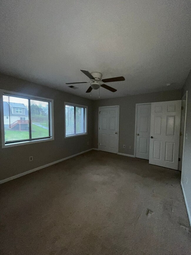 Building Photo - Large 3 bed/2.5 bath, 3-story condo with B...
