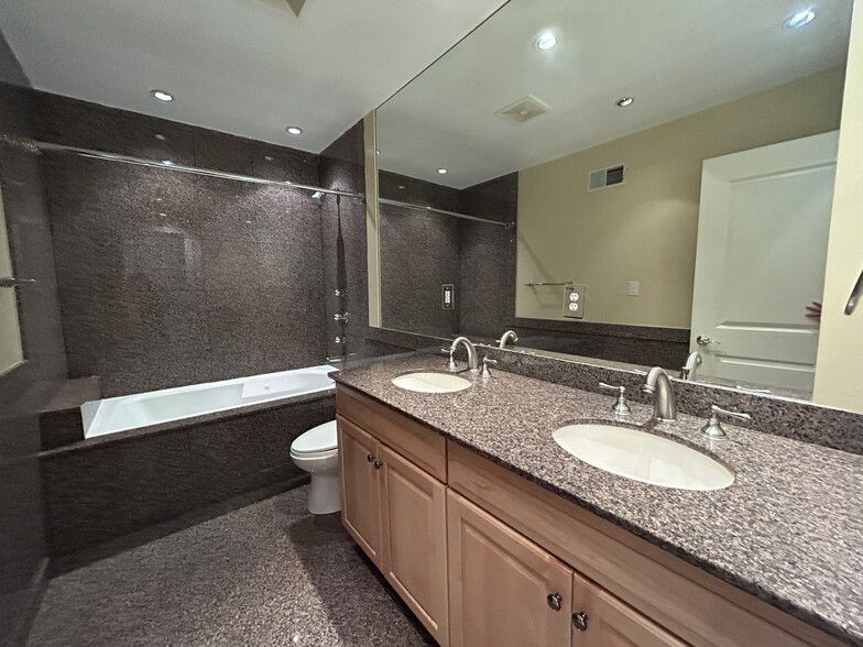 Gorgeous Bathroom - 709 Copeland St