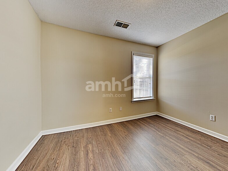 Building Photo - 11215 Wolf Woods Dr