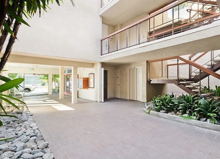 Building Photo - 330 S Barrington Ave