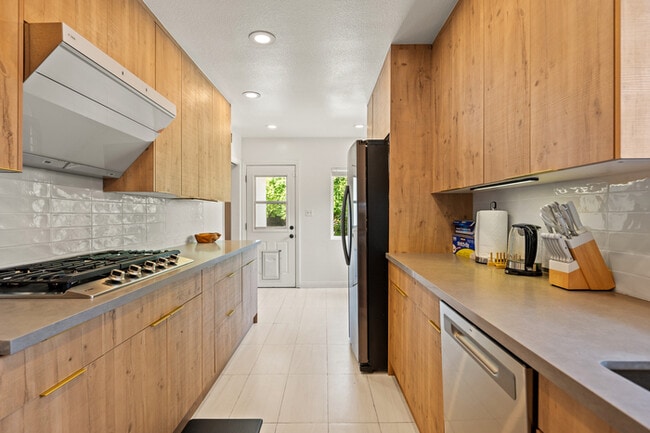 Building Photo - Chic Family house in West Covina