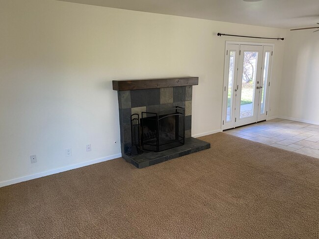 Building Photo - 518 Irelan Dr