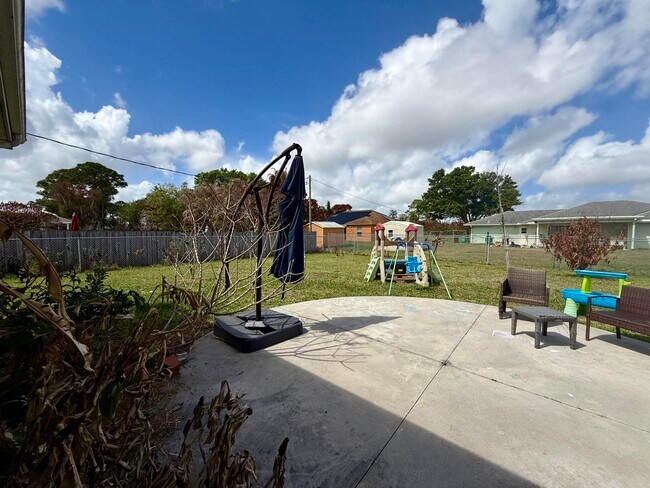 Building Photo - 101 SW Fairview Ave