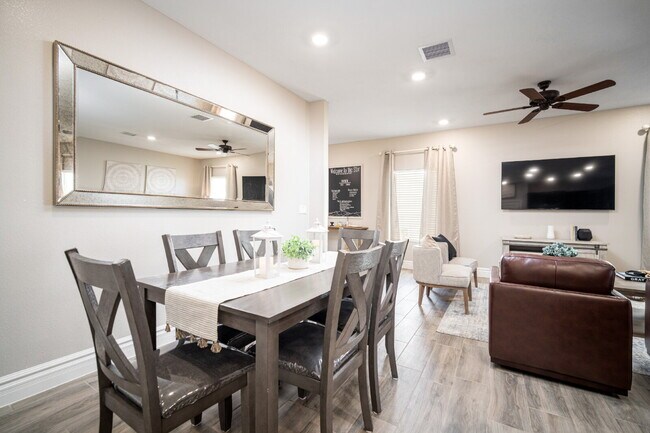 Building Photo - "Spacious 3-Bedroom Duplex with Granite Elegance in El Paso – 1469 Sq Ft of Modern Comfort!"