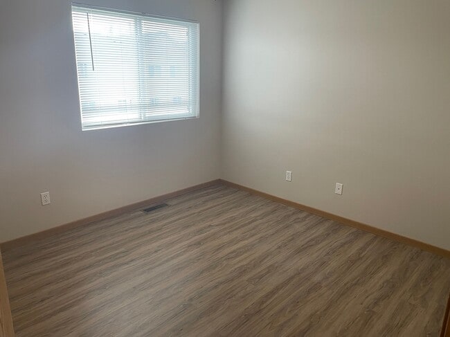 Building Photo - 9073 Scarlet Globe Dr
