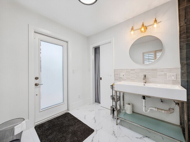 Building Photo - Retro Pool home close to downtown Naples