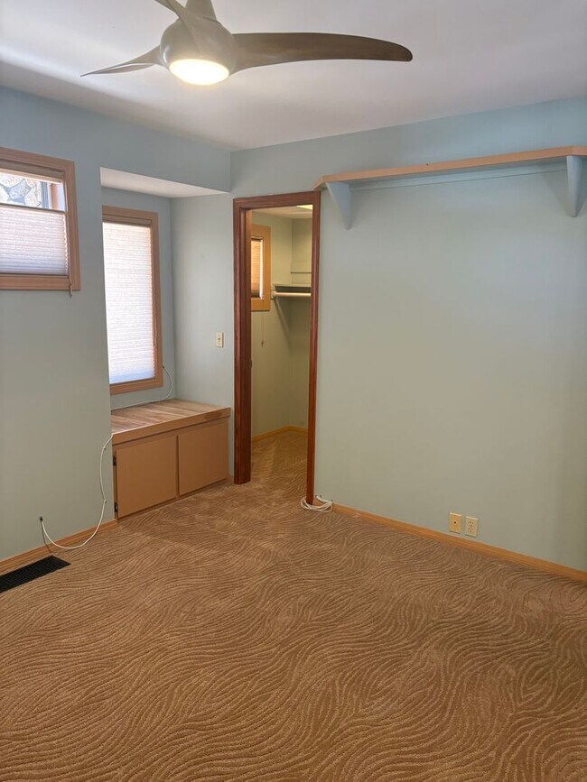 Building Photo - Unfurnished, 1-year long-term rental, Procure Only