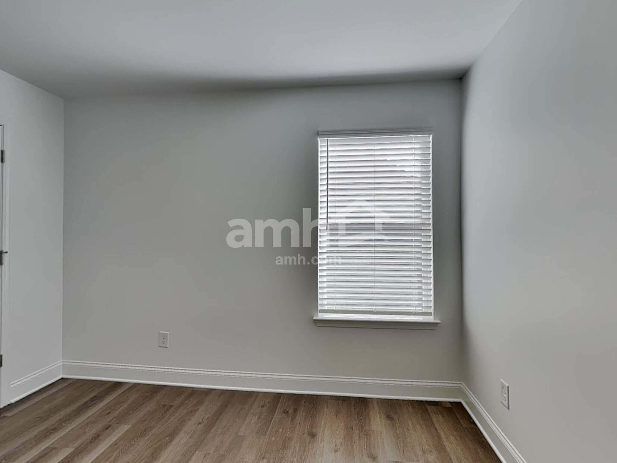 Building Photo - 472 Pointe Dr