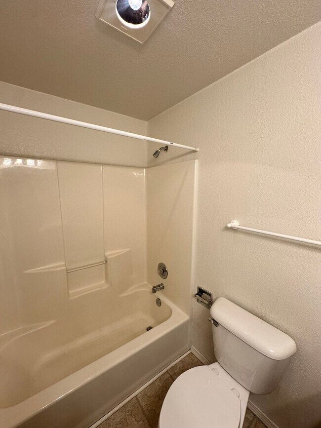 Building Photo - 1409 Maple St