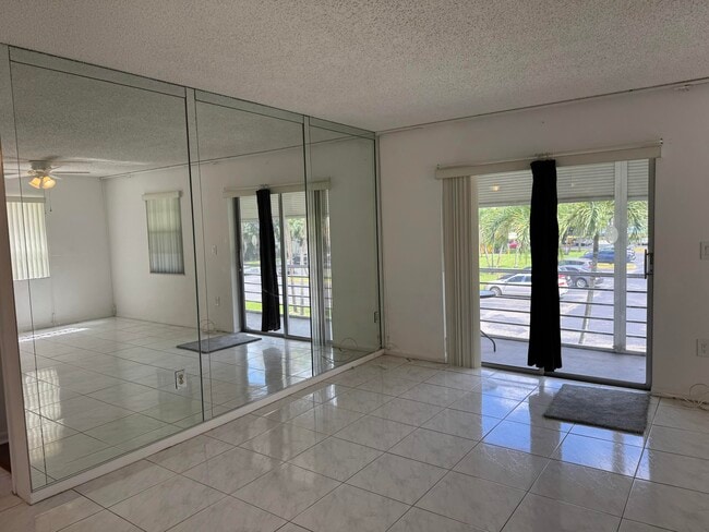 Building Photo - 4990 E Sabal Palm Blvd