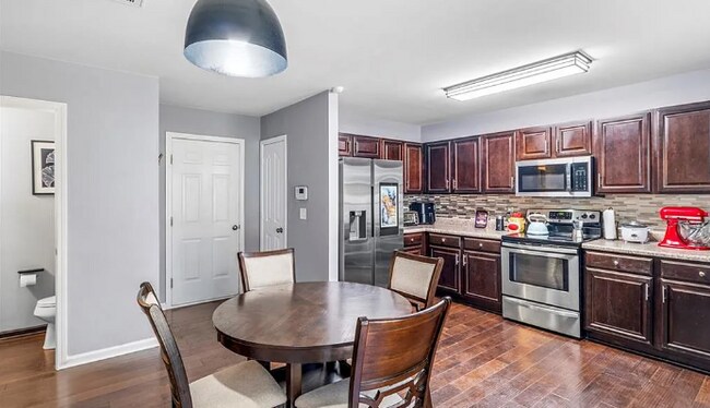 Building Photo - 4 Bedroom 3 Bath Pet Friendly Rental!