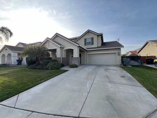 Building Photo - Large Two Story Crossroads Home!