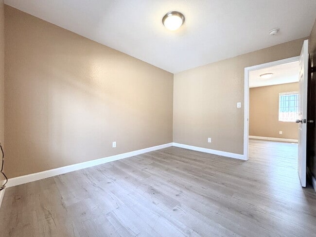 Building Photo - 1385 E Vernon Ave
