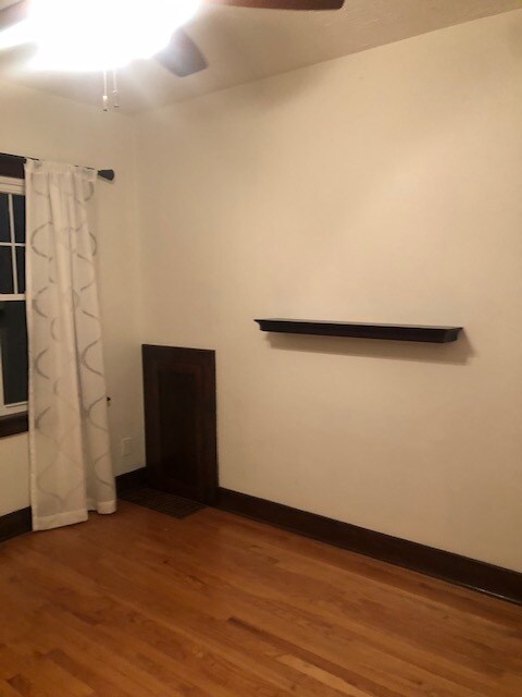 Living room - 2701 E Saginaw St