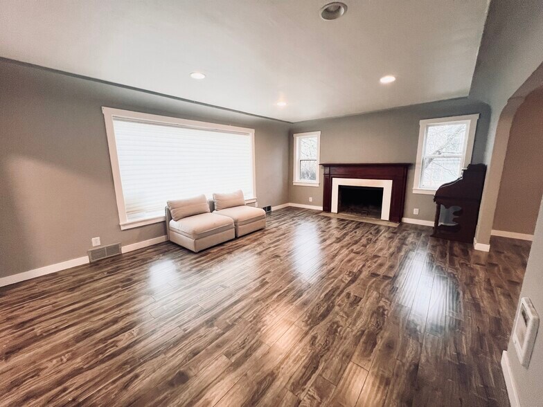 Living Room, Fireplace #1, Cellular Privacy Blinds, Picture Window - 1202 S Cloverdale St