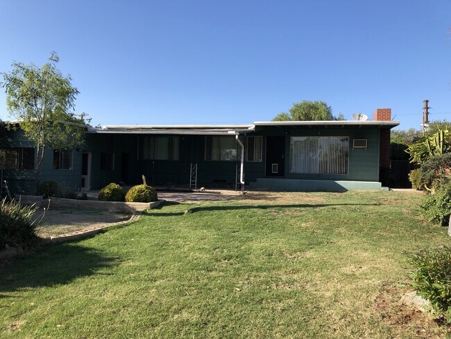 Building Photo - 3 Bedroom/2 bathroom home now available in...