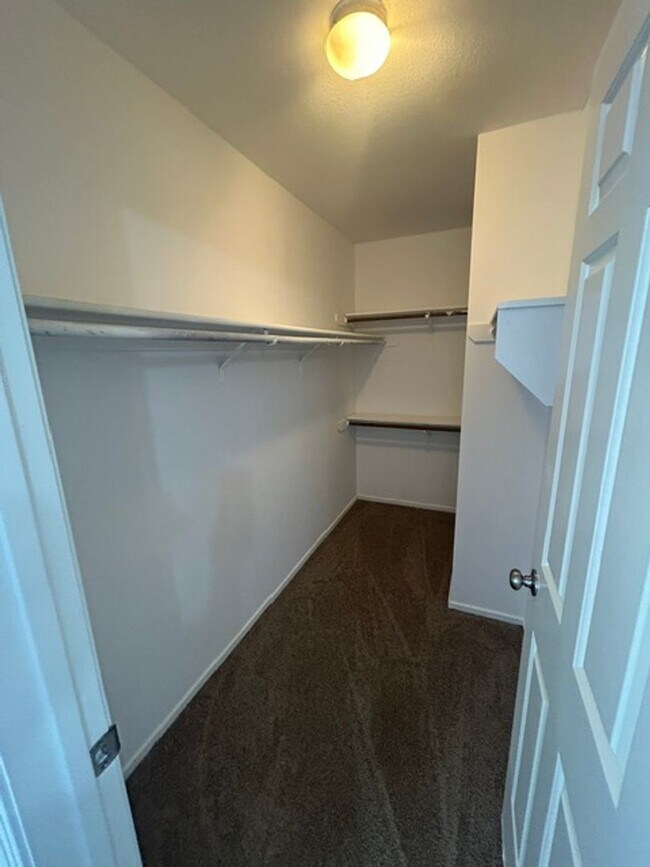 Building Photo - 2 Bedroom 1.5 Bathroom Condo In SE Visalia!!