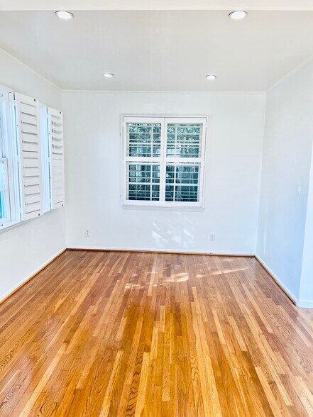 Hardwood Floor throughout the unit - 1256 Devon Ave