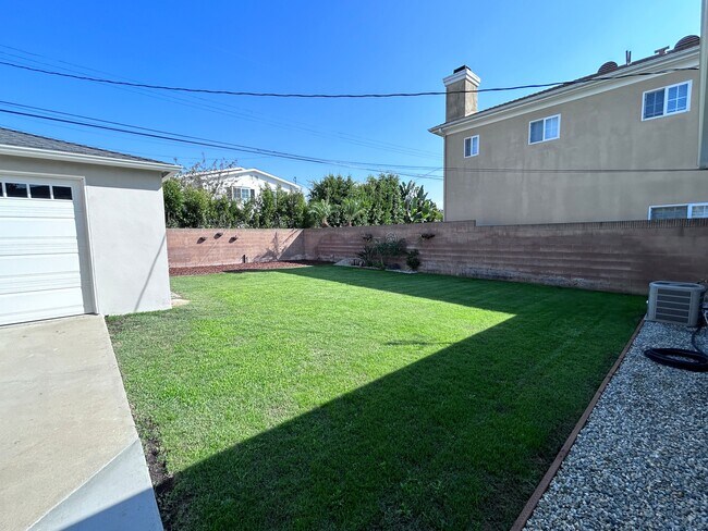 Building Photo - 7530 S Westlawn Ave