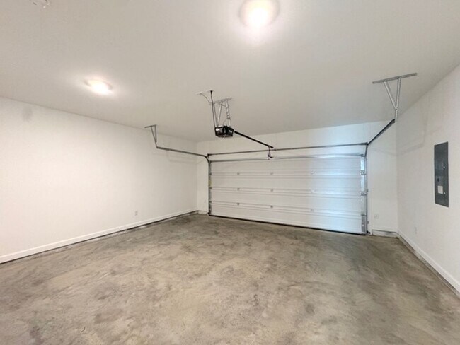 Building Photo - Just Built Beautiful comfortable, open con...