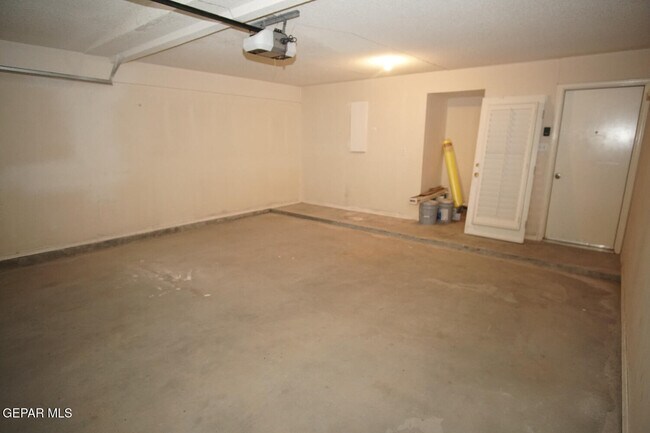 Building Photo - 10932 Acoma St