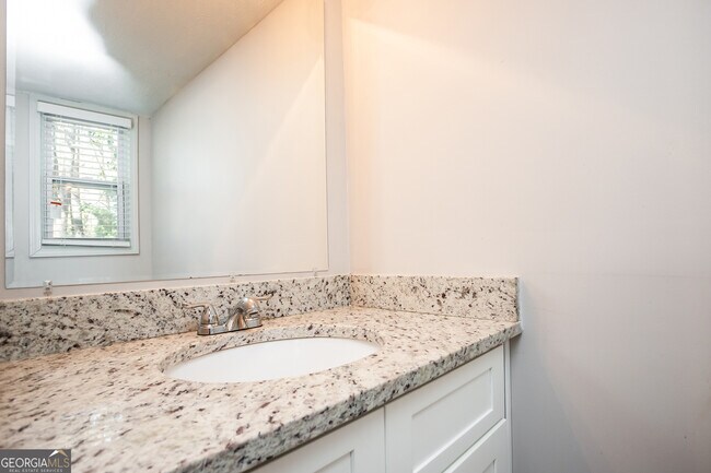 Building Photo - 537 Plainville Dr SW