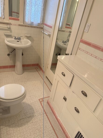 Building Photo - 145 N Sycamore Ave