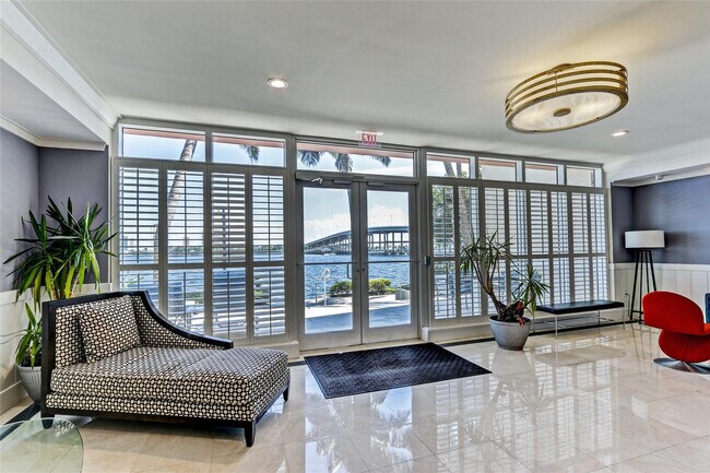 Building Photo - 2640 Lake Shore Dr