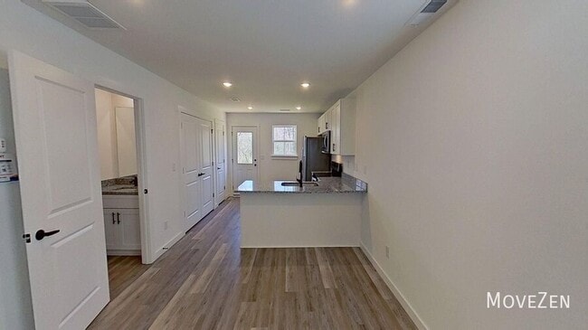 Building Photo - 275 Vanderbilt Rd