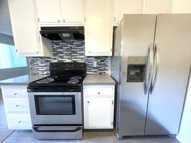 Building Photo - 10914 Rose Ave