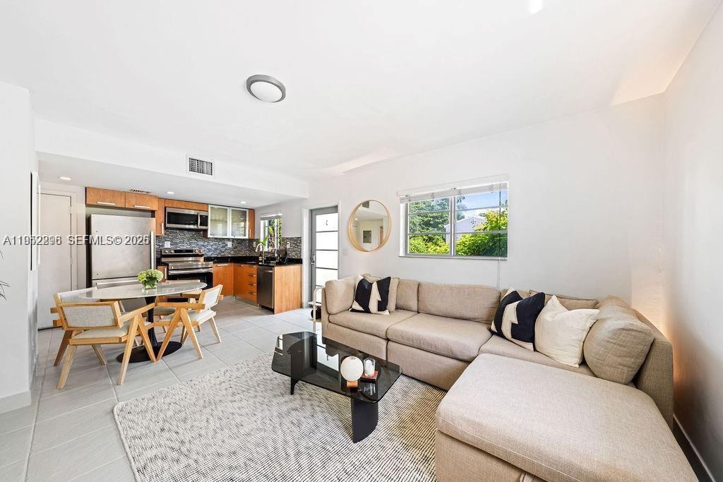 Building Photo - 1050 7th St