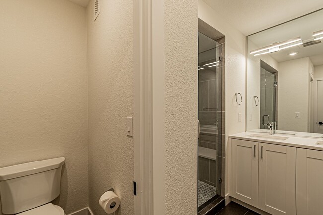 Building Photo - Newer Build 2 Bedroom, 4 Bathroom Jefferson Park Townhome