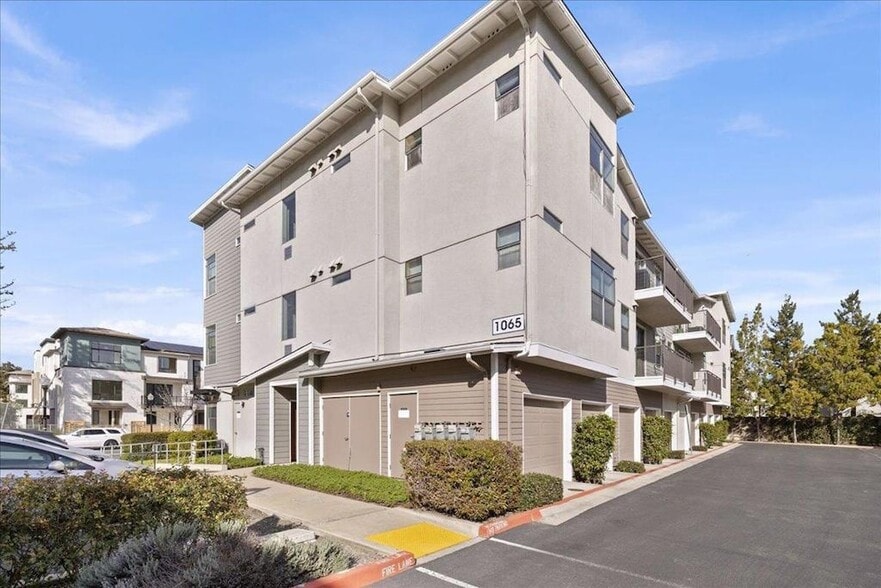 Building Photo - 1065 Saginaw Ter