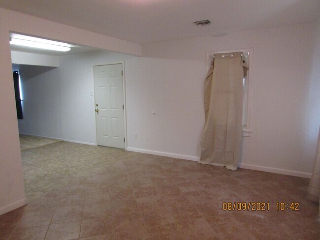 Building Photo - Newly remodeled 5 bedroom/2 bath home