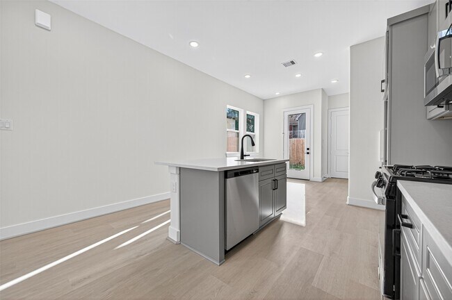 Building Photo - 4330 Avron Dr