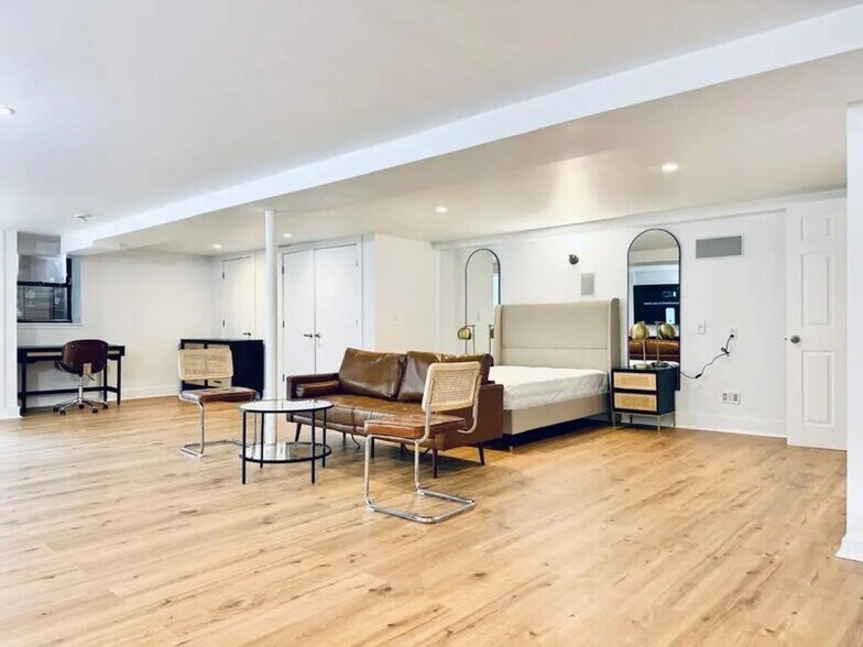 Building Photo - Furnished room/NOT APARTMENT