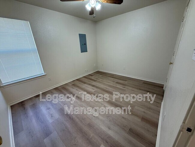 Building Photo - 701 Miracle Ln