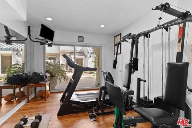 Building Photo - 605 N Hillcrest Rd