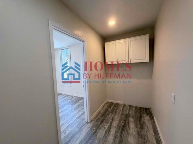 Building Photo - Three Bedroom House w/ Bonus Room