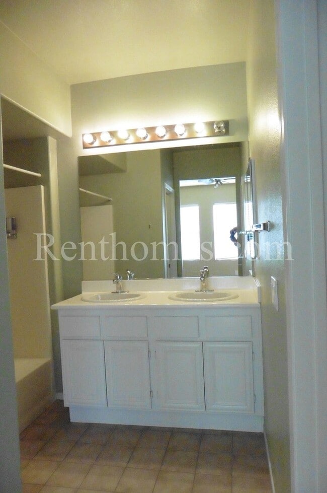 Building Photo - Torrey Highlands, 7750 Via Belfiore #4, AC, Fireplace, Garage, Community Pool and Spa!