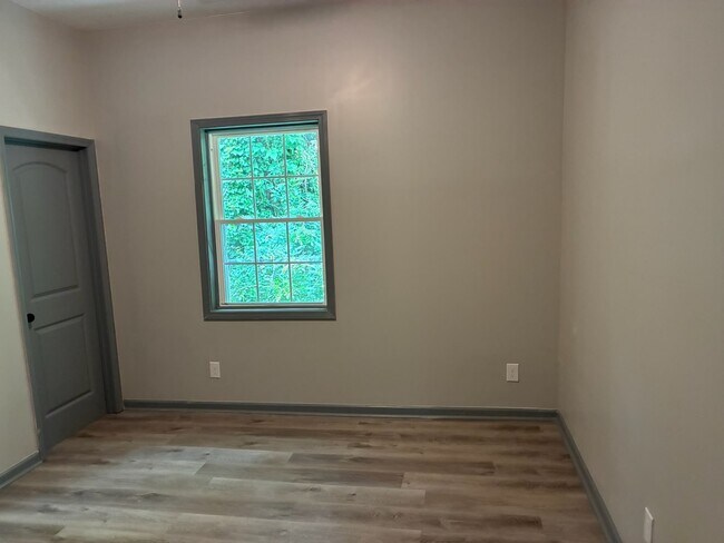 Building Photo - 542 Elm St