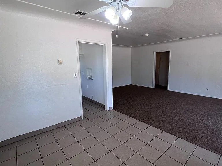 Building Photo - 2905 E Lamona Ave