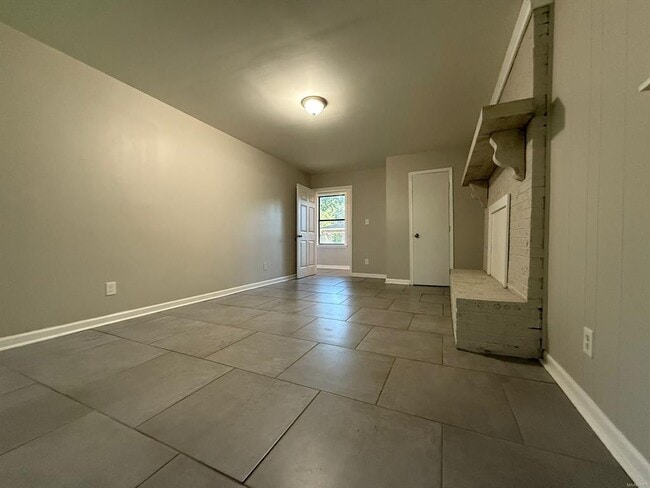 Building Photo - 906 Avondale Rd