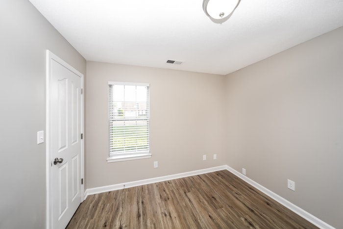 Building Photo - 4188 Ravenwood Dr N