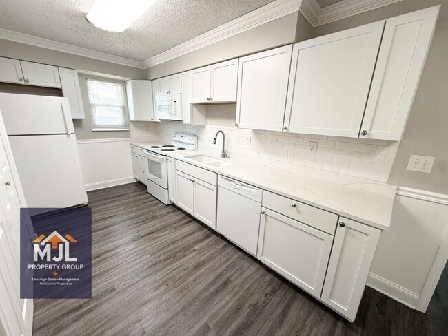 Building Photo - Renovated 2 Bedroom/ 1 Bath Apartment with Garage *READY NOW*