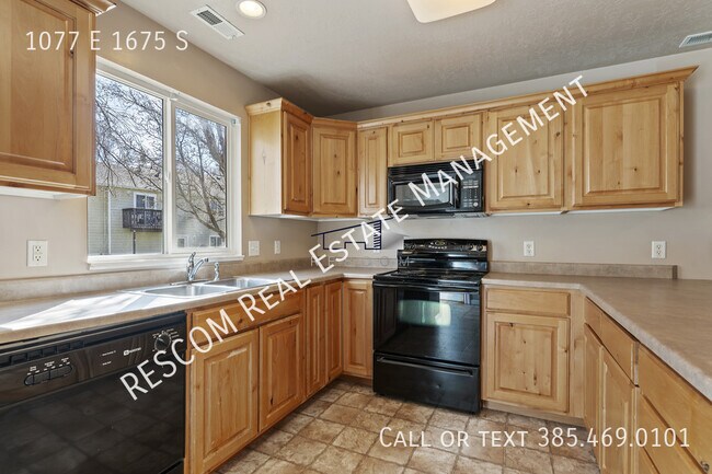 Building Photo - 1077 1675 S