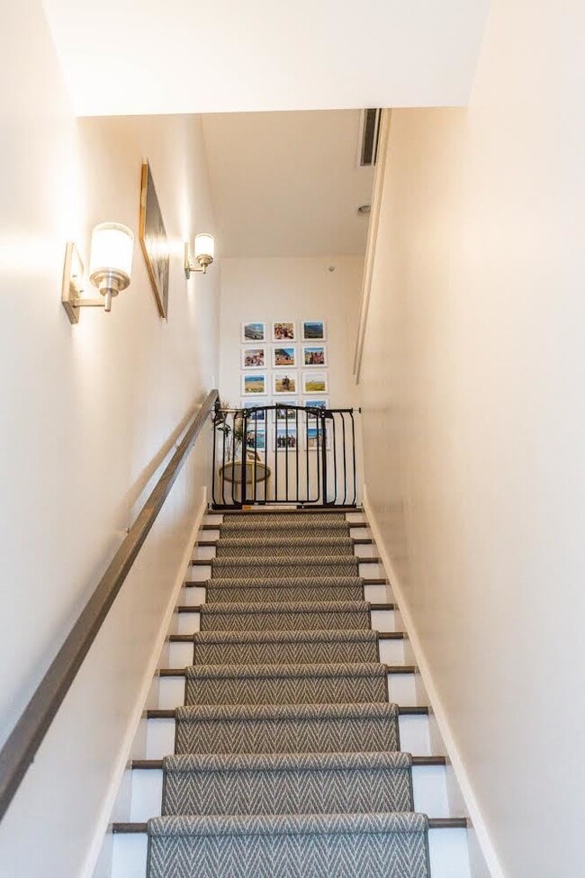 Building Photo - "Charming 3 Bed, 3 1/2 Baths Townhouse in Nashville's Desirable 37204 Neighborhood!" In The Heart...