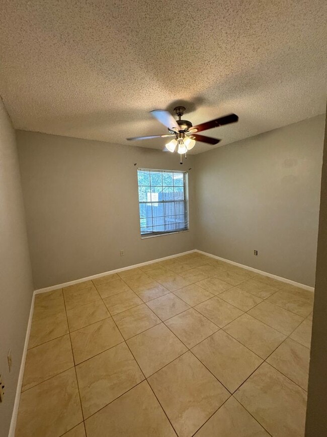 Building Photo - Spacious 3 bedroom, 2 bathrooms multiplex unit. 2 story in Alafaya